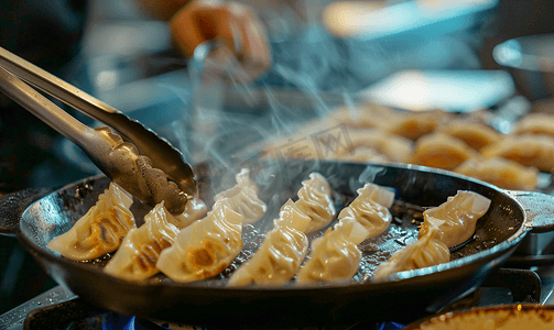 厨房做饺子摄影照片_在厨房里一步步用不锈钢钳子做饺子