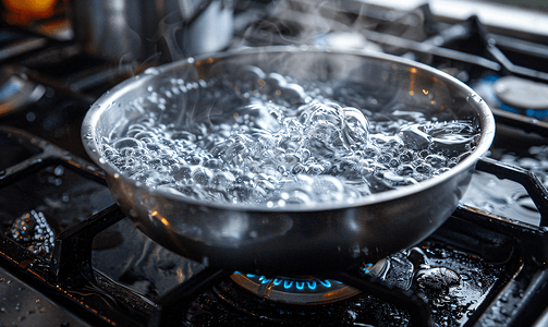 燃烧器上的水沸腾在燃气喷射器上户外烹饪食物