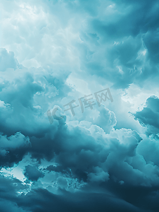 白色深蓝色摄影照片_阴云密布的天空中深蓝色的雨云