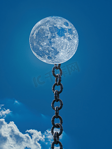 被链条绑住的满月升入蓝天