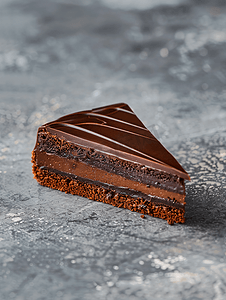 慕斯盘子蛋糕摄影照片_灰色混凝土背景上一块带巧克力的松露蛋糕复制空间