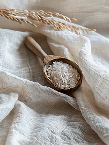 用木勺和民间柔焦在织物上放未煮熟的米粒