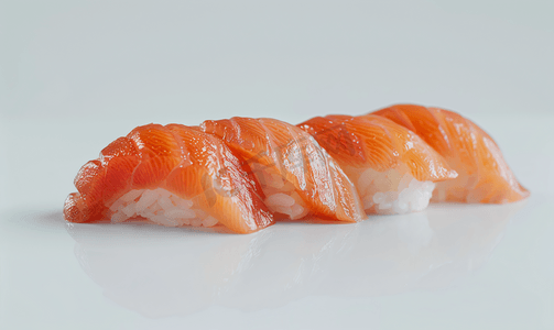 我已经是条咸鱼了摄影照片_吃红咸鱼和米饭寿司