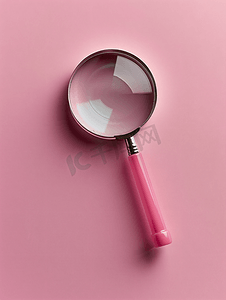 粉红色背景顶视图上的放大镜平躺复制空间概念