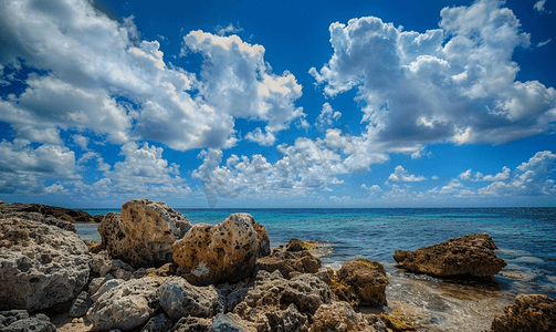 阿鲁巴岛海岸岩石上空的云层