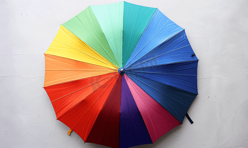 打开的彩色雨伞的顶视图