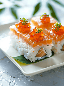 将寿司与红咸鱼和米饭一起放入