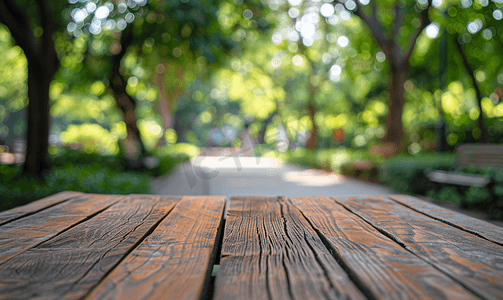 木桌和在公园模糊背景中行走