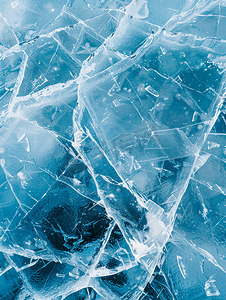 冬季贝加尔湖透明蓝色破裂的冰面