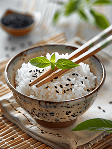 用筷子将米饭和黑芝麻放在竹席上蒸熟