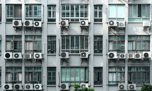 空调风向右摄影照片_建筑物内的窗户空调未安装在电网中