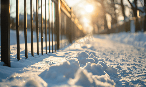 栅栏旁的雪路上的雪堵塞灰色的冬天