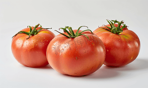 天然粉红色番茄白色隔离生长