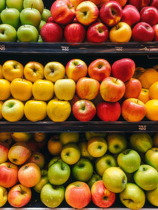红将军苹果摄影照片_商店里的苹果抽屉里有很多苹果新鲜水果