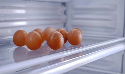鸡蛋摆放在冰箱的架子上