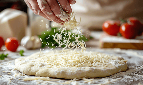 美食蛋糕摄影照片_厨师在新鲜的披萨面团上撒上奶酪