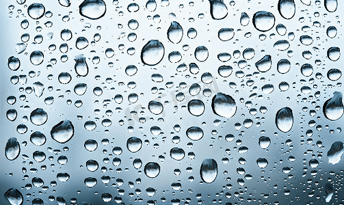 夜雨时窗玻璃上的雨滴