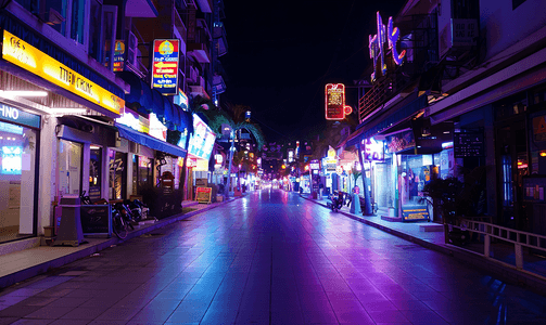道路人群摄影照片_夜晚的步行街在凌晨时分仍然不那么拥挤