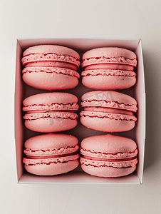 白色背景中盒子里的粉色甜点马卡龙或马卡龙复制空间