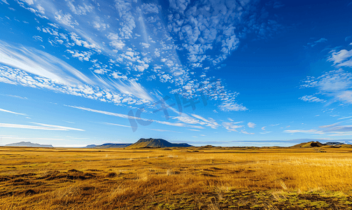 蓝天田野摄影照片_秋天冰岛大地上的蓝天