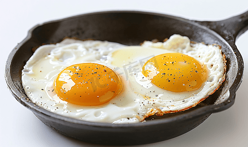 煎锅中煎两个鸡蛋