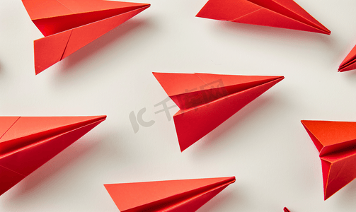 折纸风海报摄影照片_一组纸飞机红色一个是第一名可以使用领导