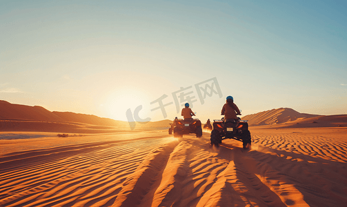 沙漠求生摄影照片_沙漠四轮摩托车探险之旅
