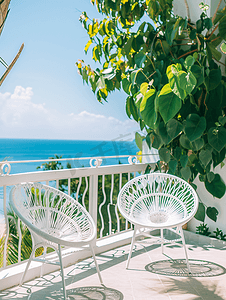 阳光明媚的日子阳台上有两把白色藤椅