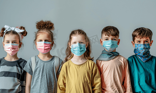 身戴医疗面具的患病男女儿童