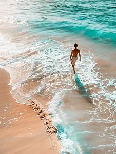 散步摄影照片_夏季热带沙滩上的年轻旅行者和柔软的海浪