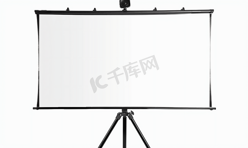 招商广告海报摄影照片_三脚架上的投影仪白屏在白色背景上隔离带有剪切路径