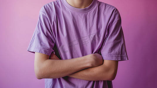 紫色男生T恤短袖摄影照片