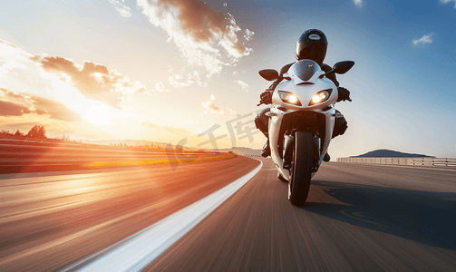 推杆启动台摄影照片_摩托车手上路骑行者在赛道上行驶白色摩托车