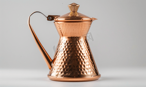 咖啡壶摄影照片_孤立的复古铜咖啡壶