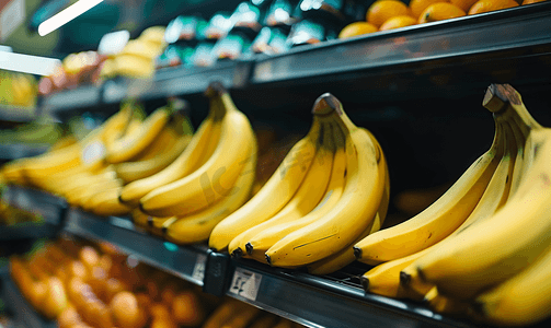 水果水果卡通摄影照片_市场货架上的香蕉