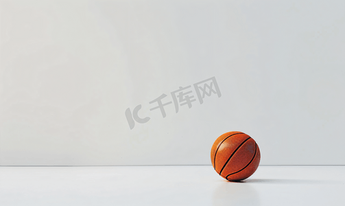 圆形的球摄影照片_白色房间背景中的橙色篮球