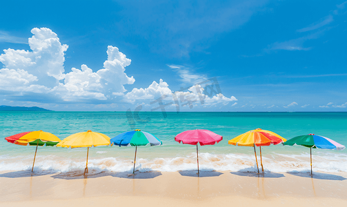 彩色背景海边摄影照片_普吉岛海滩有彩色雨伞