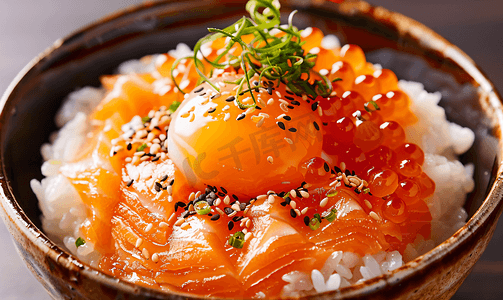 传统日式摄影照片_新鲜鲑鱼配鸡蛋盛在碗装日式米饭上配以鲑鱼籽盖饭
