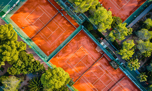 无人机从上往下俯瞰公共运动区的网球场和板球场