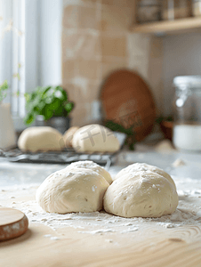 传统糕点摄影照片_厨房桌子上正在制作的生自制面包