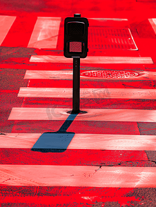 交通灯的红色反射在人行横道上