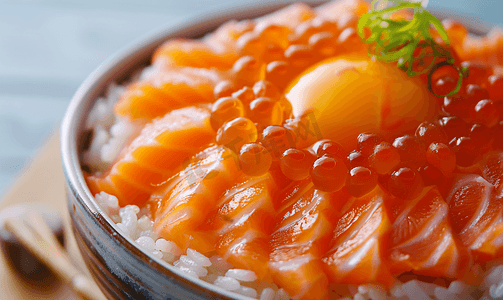 鱼香肉丝盖饭摄影照片_新鲜鲑鱼配鸡蛋盛在碗装日式米饭上配以鲑鱼籽盖饭