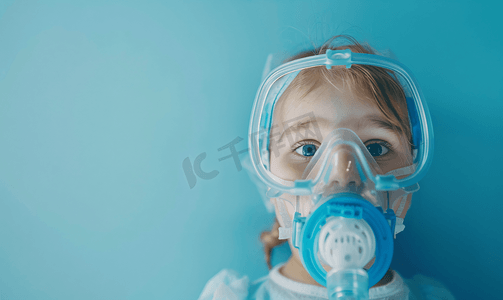 小女孩生病住院带呼吸仪