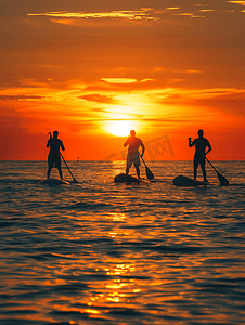 站立式桨板冲浪者在日落时返回