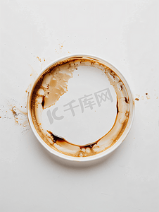 咖啡环棕色污渍白色背景上的咖啡杯痕迹