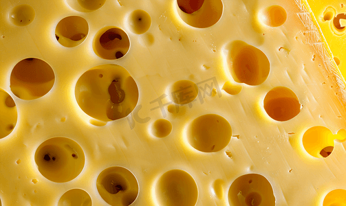 一块内部有孔的黄色瑞士奶酪