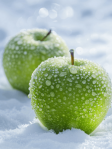 在寒冷的雪地上冷冻青苹果