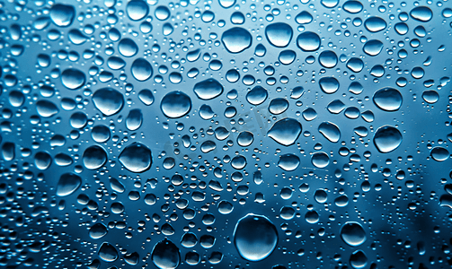 夜雨时窗玻璃上的雨滴