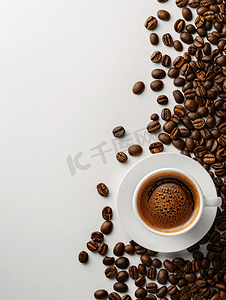 边框剪贴画摄影照片_烤咖啡豆边框和一杯咖啡