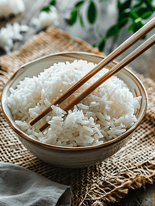 筷子夹摄影照片_用筷子夹在麻布上的蒸米饭